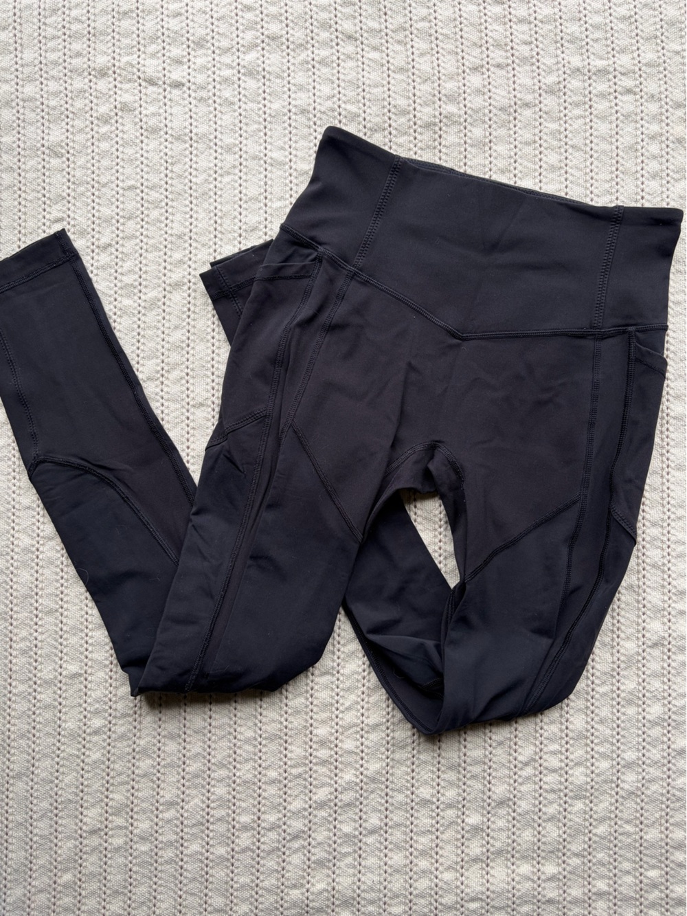 lululemon Black High-Rise Leggings - no front seam - & has pockets!